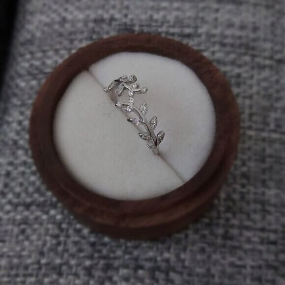 925 Sterling Silver CZ Leaves Ring - Picture 8 of 10